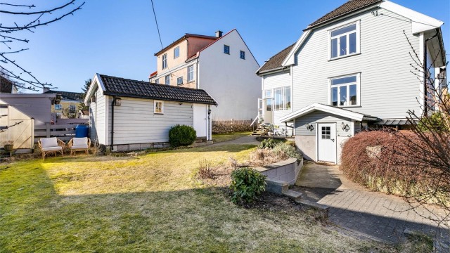 I hagen er det drivhus og mulighet for dyrking av egne grønnsaker. Uthuset benyttes som redskapsbod.