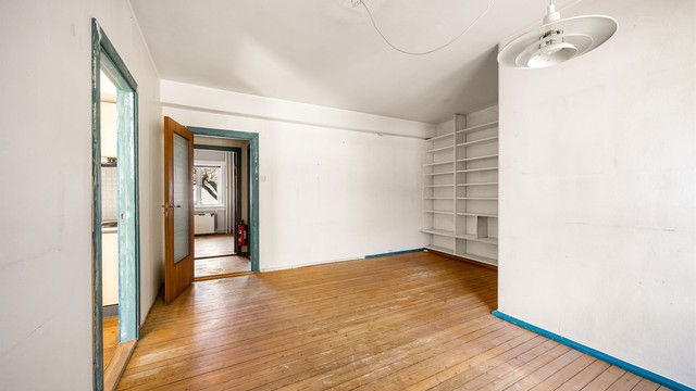 Leiligheten har et romslig og sosialt oppholdsrom som gjør rommet enkelt å innrede. Det er god plass til stor sofaseksjon, stoler, bord og tilhørende mediemøblement.
