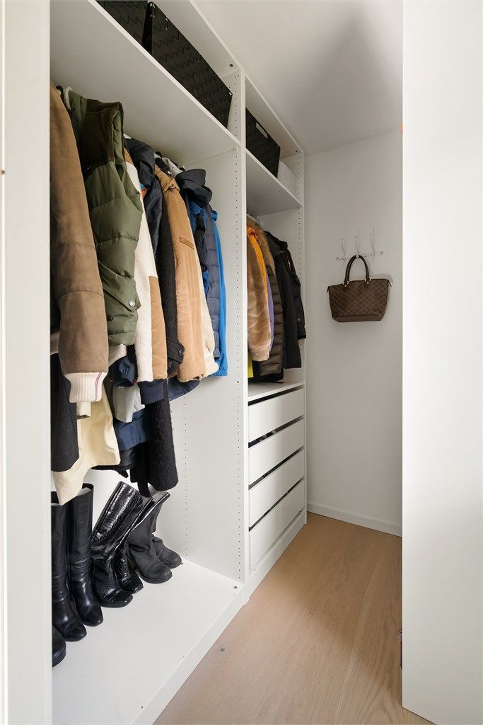 Praktisk garderobe med tilgang fra entré
