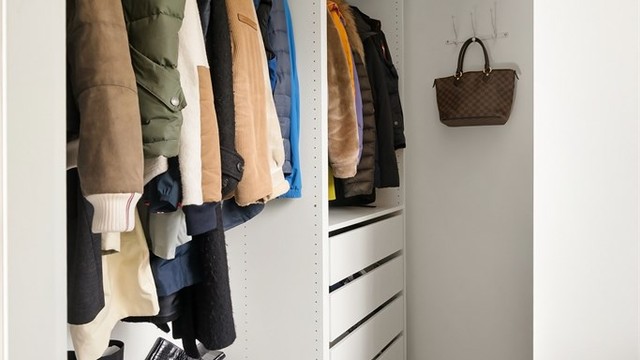 Praktisk garderobe med tilgang fra entré