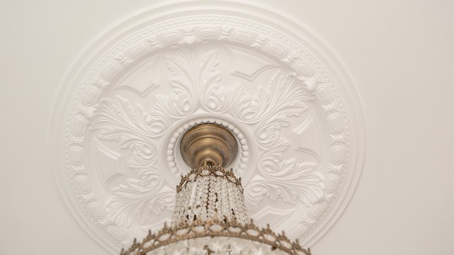Himlingens vakre rosett og lysekrone er en studie verdig fra badekaret.