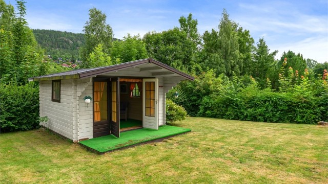 Frittstående utestue i hagen, et hyggelig tilleggsrom for sommerhalvåret.