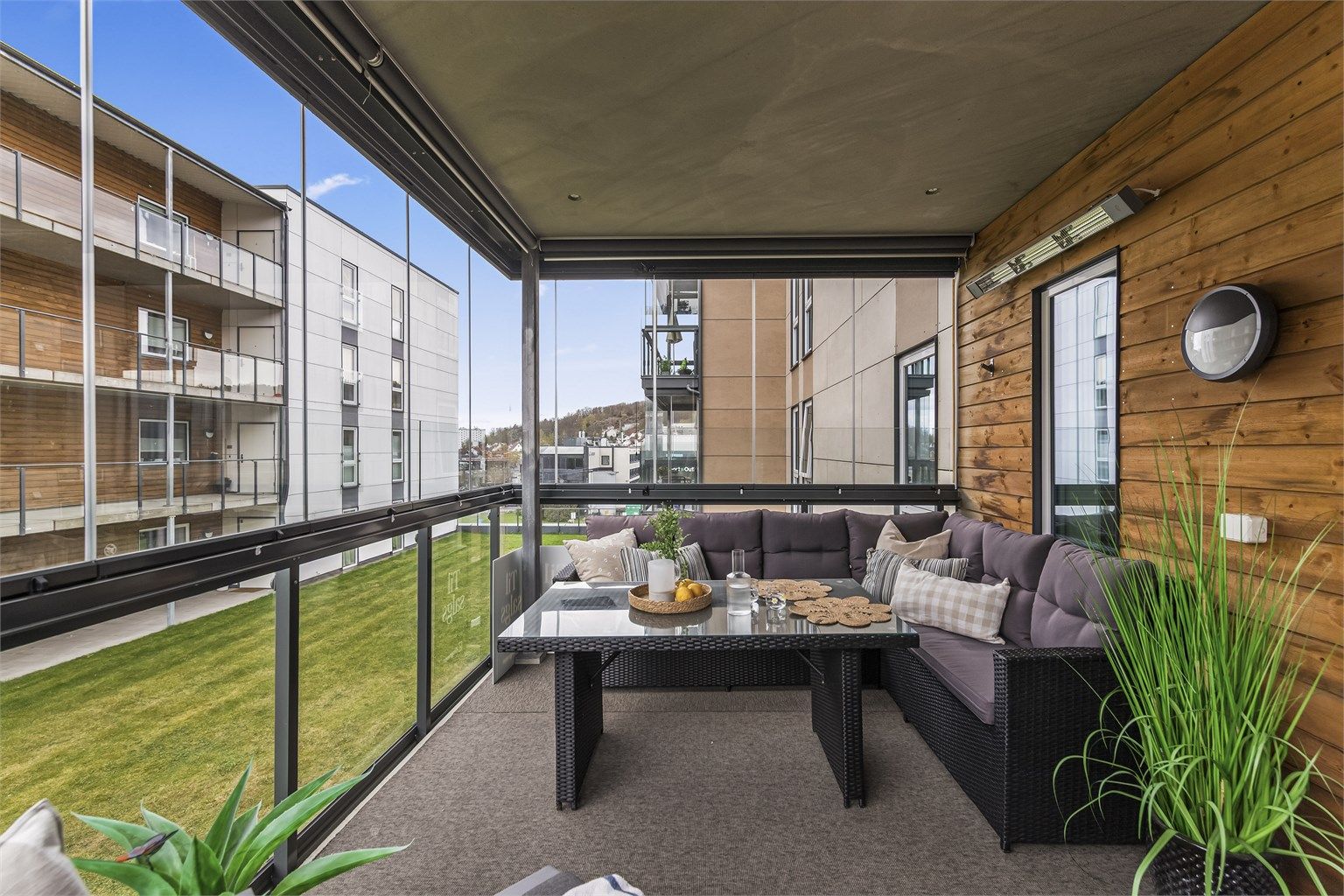 Innglassingen gir ly for vær og vind, og skaper en lun og privat uteplass.