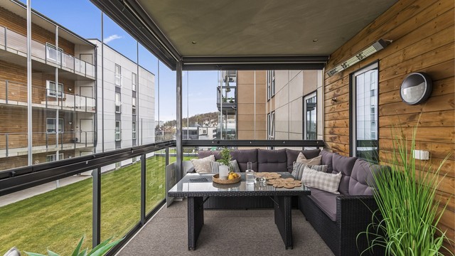 Innglassingen gir ly for vær og vind, og skaper en lun og privat uteplass.