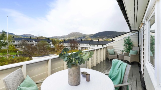 Fra altanen har man god oversikt over borettslaget og kan fint følge med når barna leker.