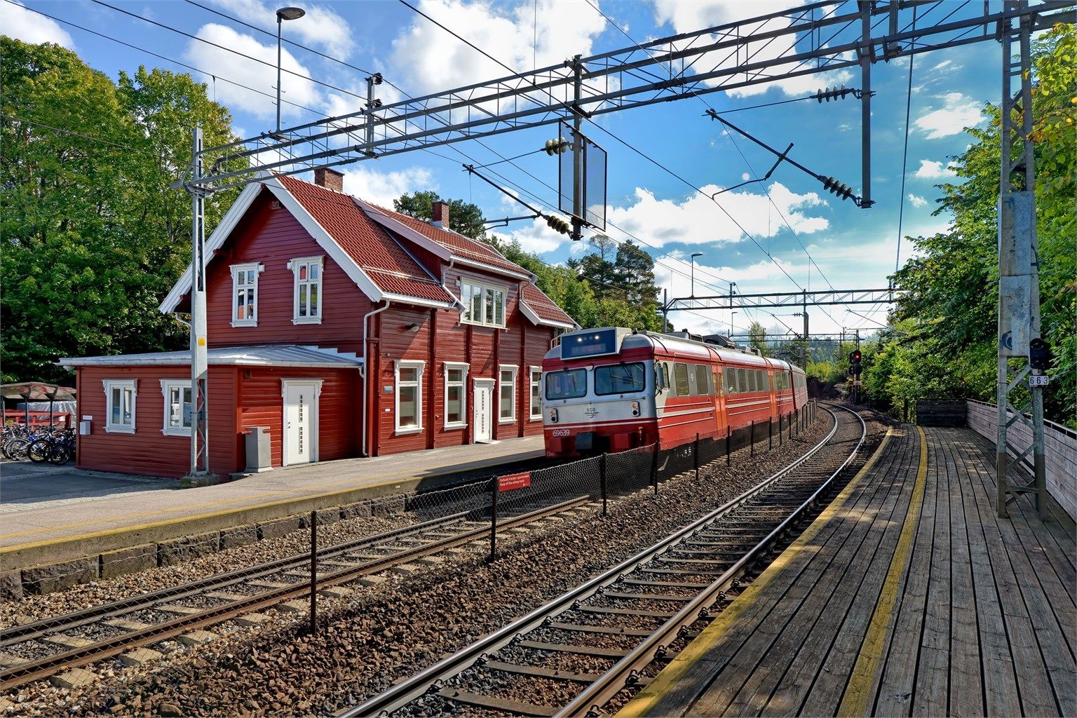 Kort gangavstand til Oppegård togstasjon - toget går 4 ganger i timen store deler av dagen på hverdager - ca 25 min til Oslo S