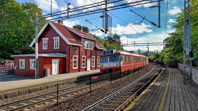 Kort gangavstand til Oppegård togstasjon - toget går 4 ganger i timen store deler av dagen på hverdager - ca 25 min til Oslo S