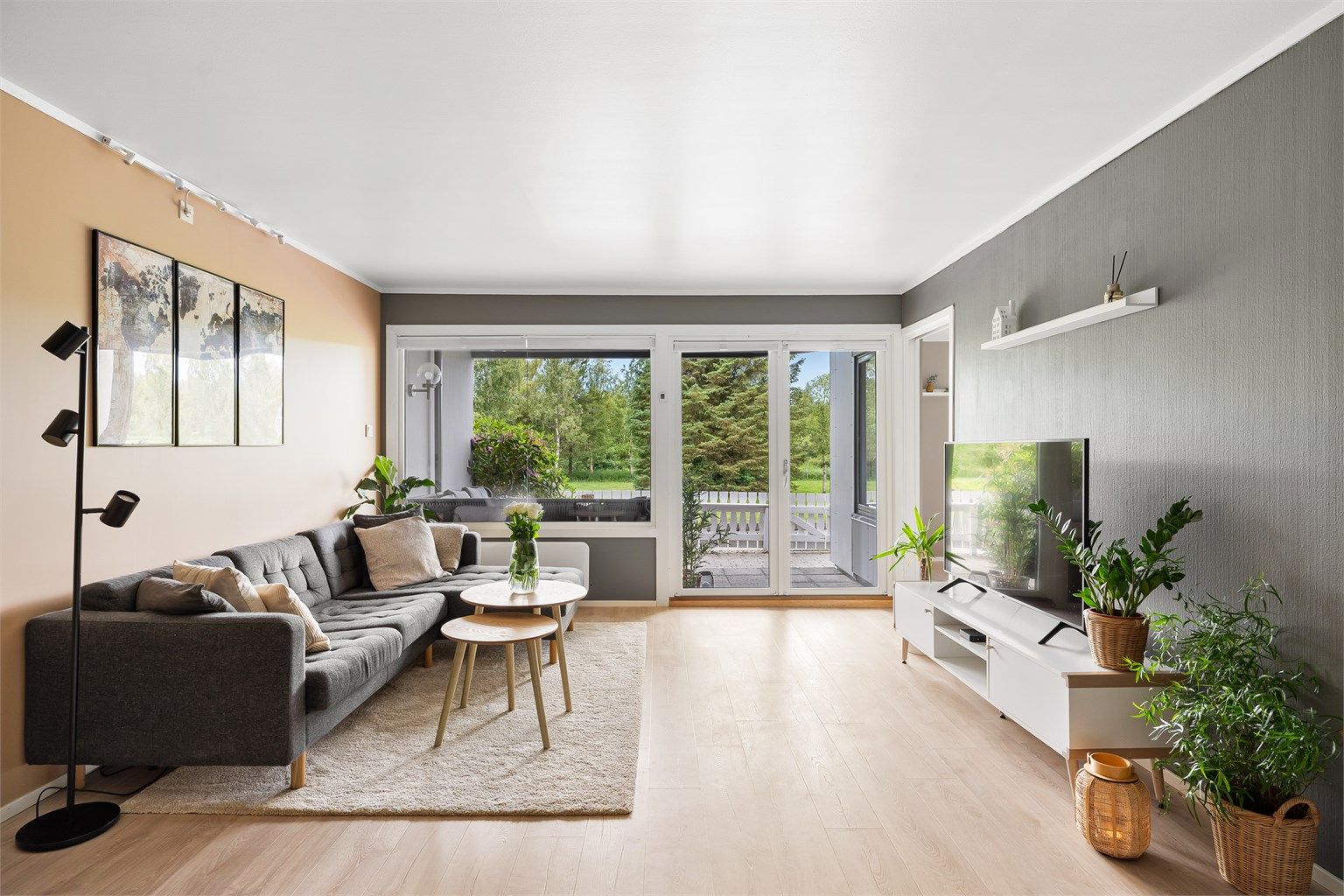 Store vindusflater vendt mot fint utsyn av grøntareal. 