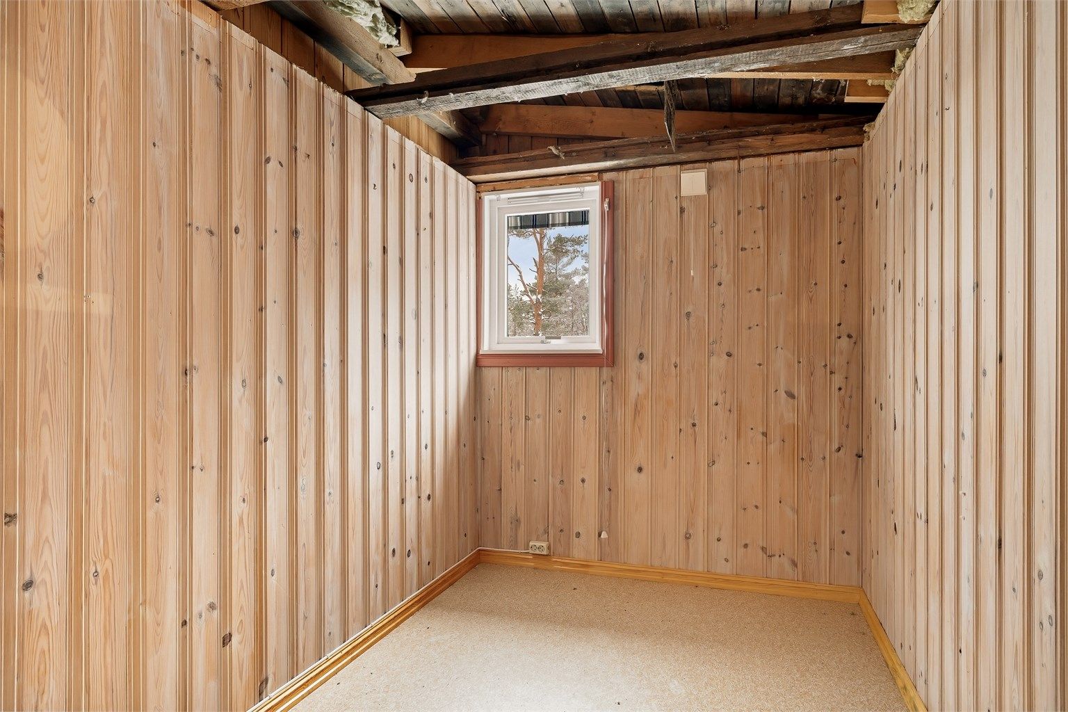 I det ene soverommet er himlingen åpnet etter at det ble konstantert lekkasje.
