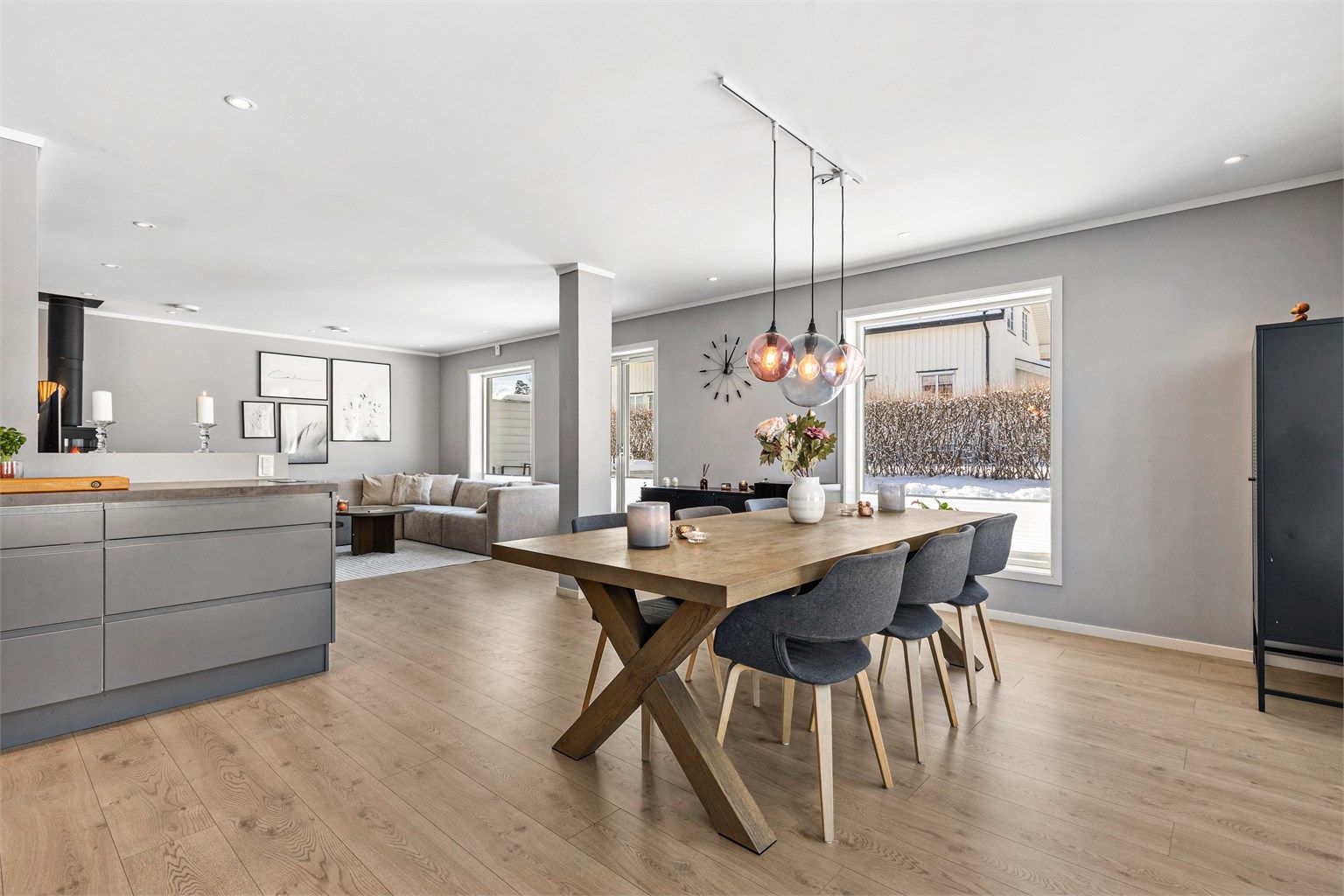 Den åpne løsningen mellom stue og kjøkken skaper en sosial atmosfære når man er med venner eller familie.