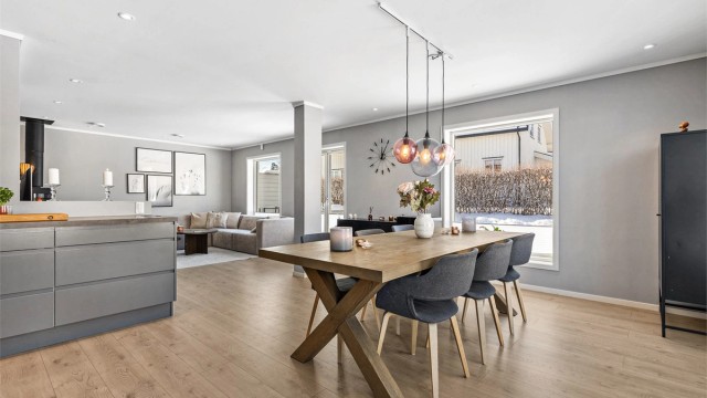 Den åpne løsningen mellom stue og kjøkken skaper en sosial atmosfære når man er med venner eller familie.