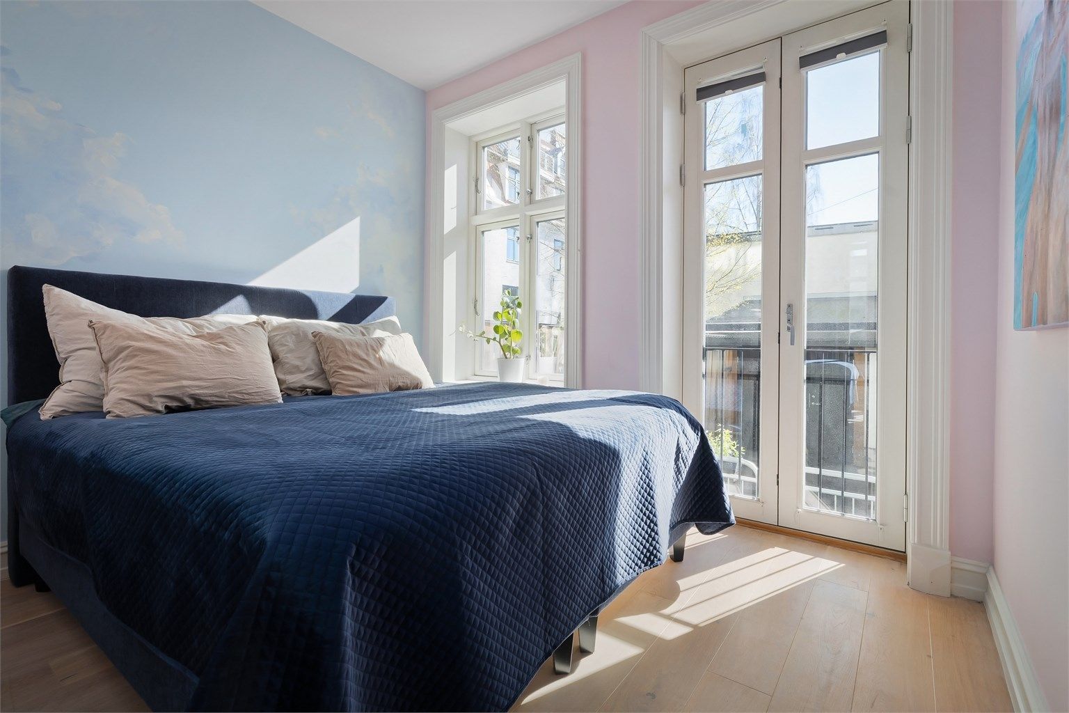 Soverom 1 - God plass til dobbeltseng. Gode mengder naturlig lys gjennom vindu og balkongdør ut til den franske balkongen. 