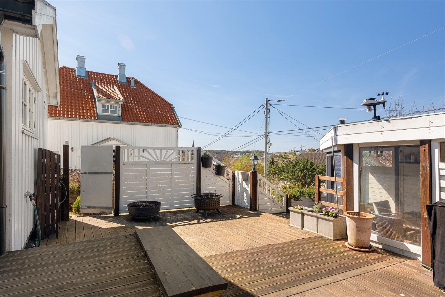 På terrassene kommer eiendommens eleverte beliggenhet til sin rett. Her er det både utsikt og gode solforhold, sommerstid allerede fra tidlig ettermiddag.