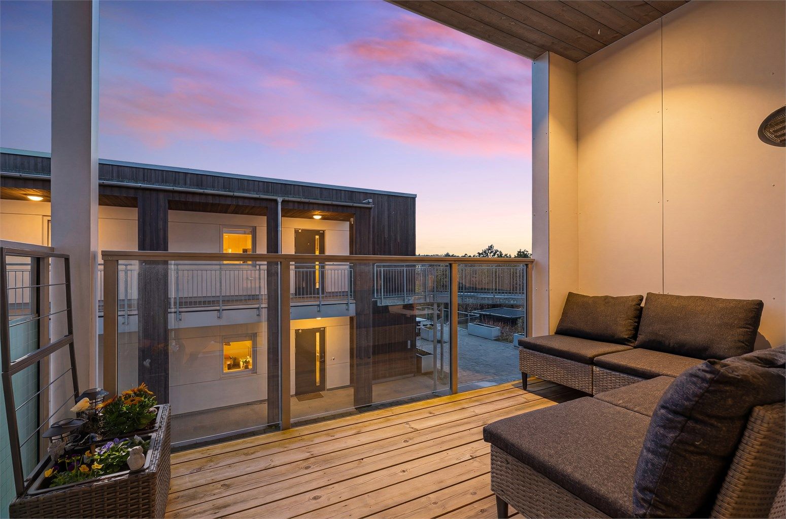 På kveldstid kan du nyte en avslappet atmosfære på balkongen.