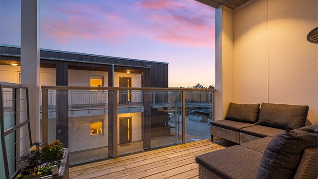 På kveldstid kan du nyte en avslappet atmosfære på balkongen.