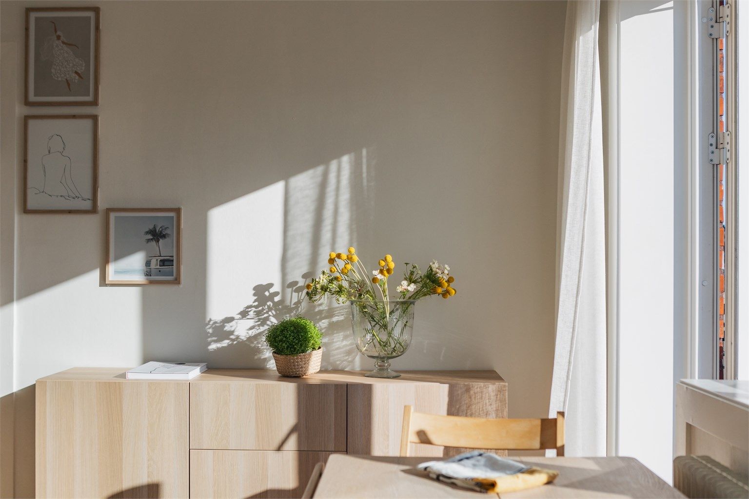 De store vinduene slipper inn rikelig med naturlig lys, særlig om morgenen når solen står rett inn