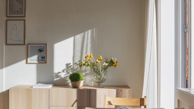 De store vinduene slipper inn rikelig med naturlig lys, særlig om morgenen når solen står rett inn