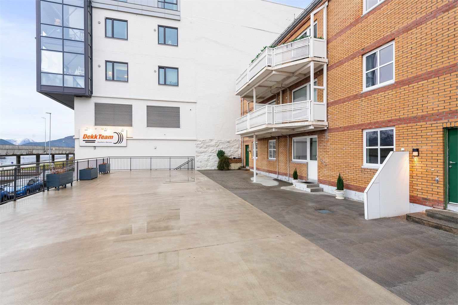 Stort fellesareal/terrasse over garasjeanlegg mot syd