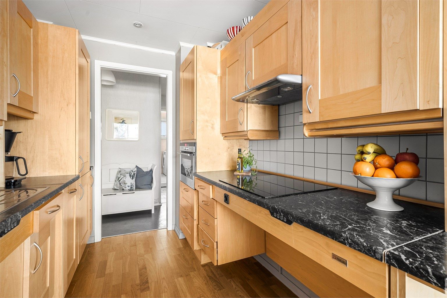 God arbeidsflyt med laminatbenkeplate og dobbel oppvaskkum i stål.