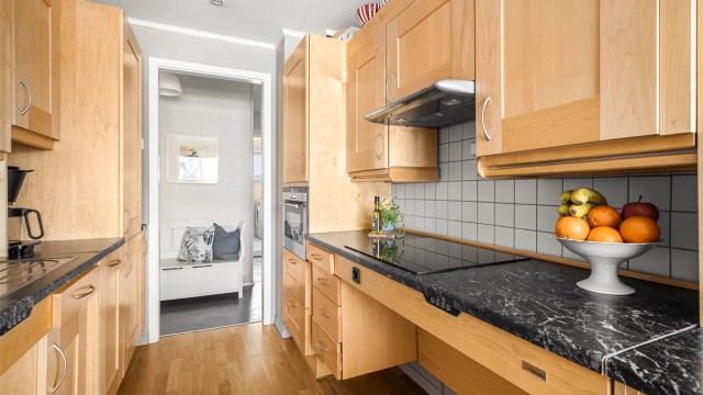 God arbeidsflyt med laminatbenkeplate og dobbel oppvaskkum i stål.