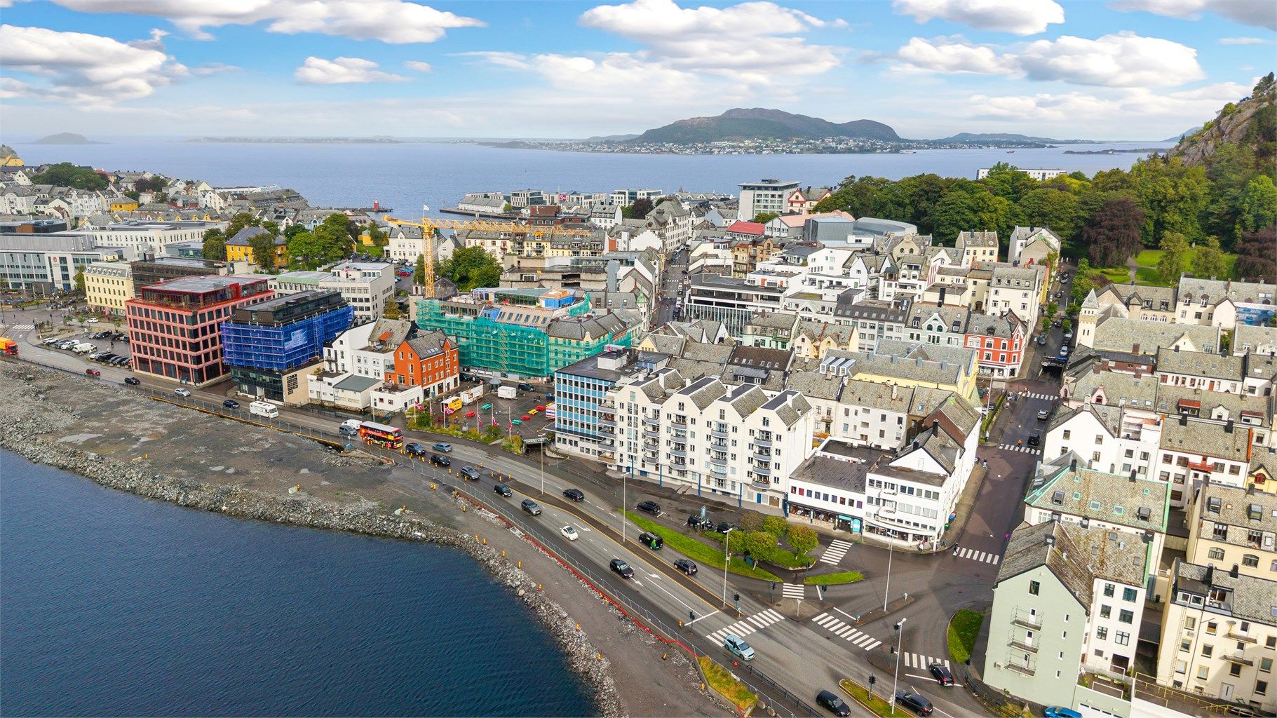 Dronebilde mot bygården. 