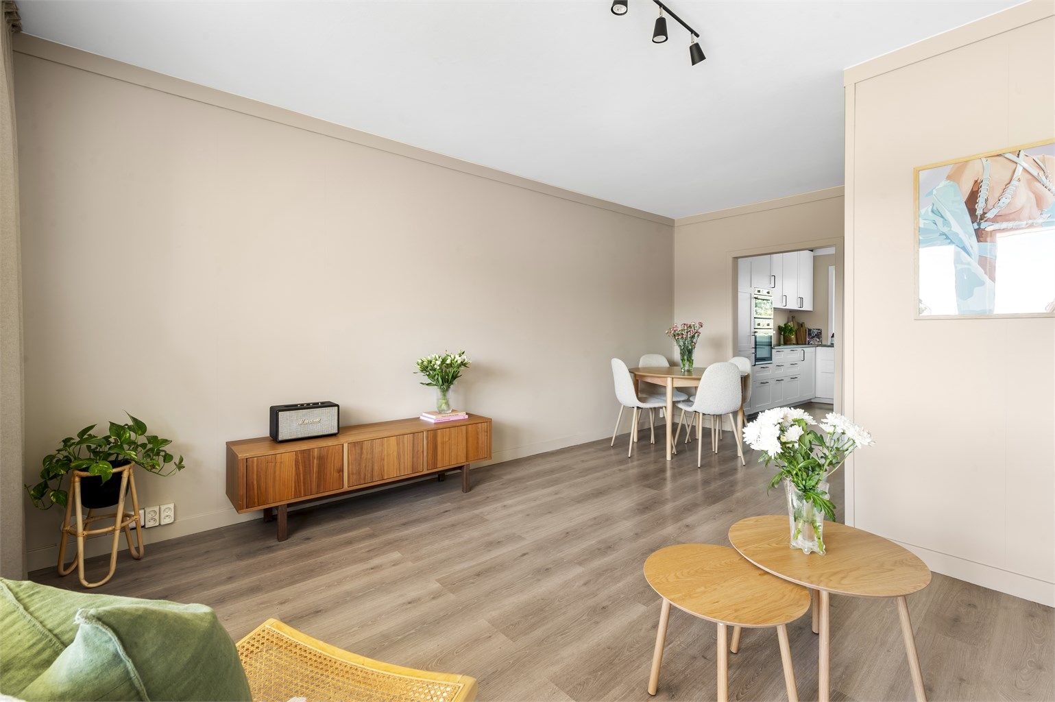 Boligen har en meget god planløsning og holder god standard. Stuen er av god størrelse med plass til sofa, tilhørende salongbord og TV-seksjon.