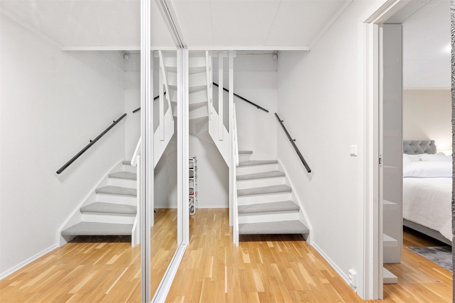 Praktisk skyvedørsgarderobe i trapperom i tilknytning til soverom og bad