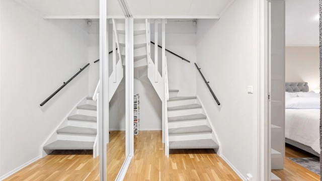 Praktisk skyvedørsgarderobe i trapperom i tilknytning til soverom og bad