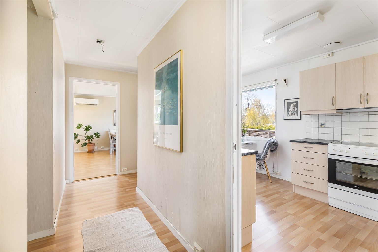 Dørblad kan enkelt monteres på eksisterende karm mellom gangen og stuen, om det er ønskelig å begrense lyd fra stuen til soverommene.