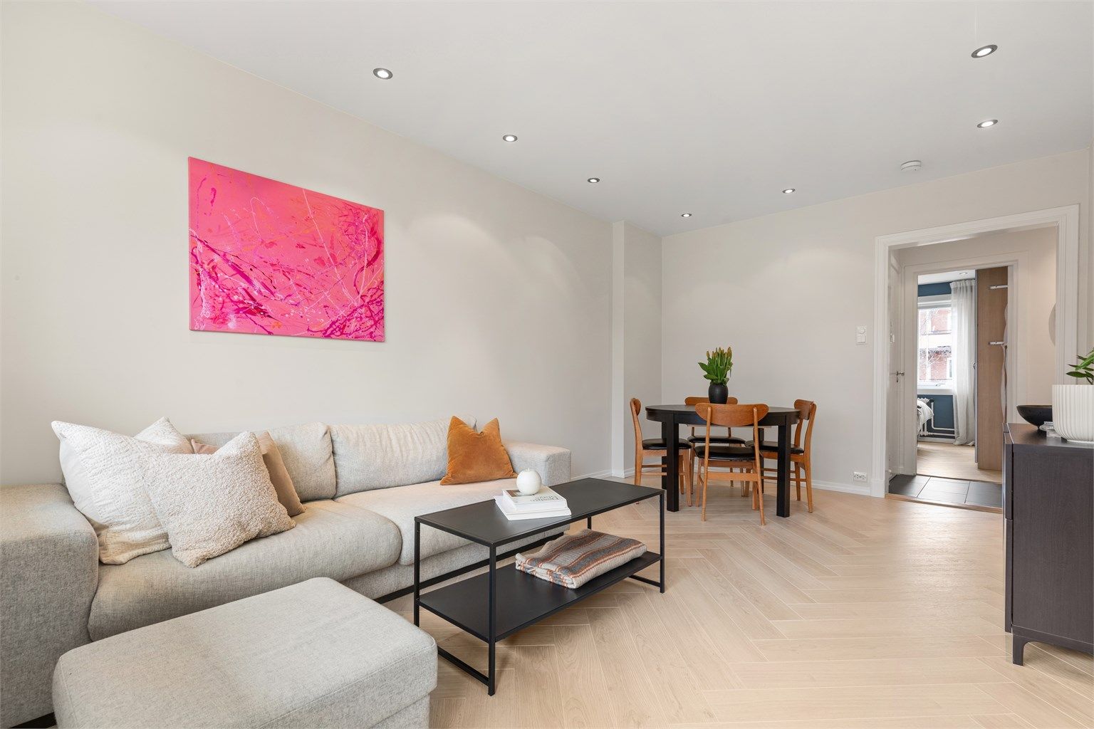 Stuen er av god størrelse med plass til sofa, salongbord og TV-seksjon. 