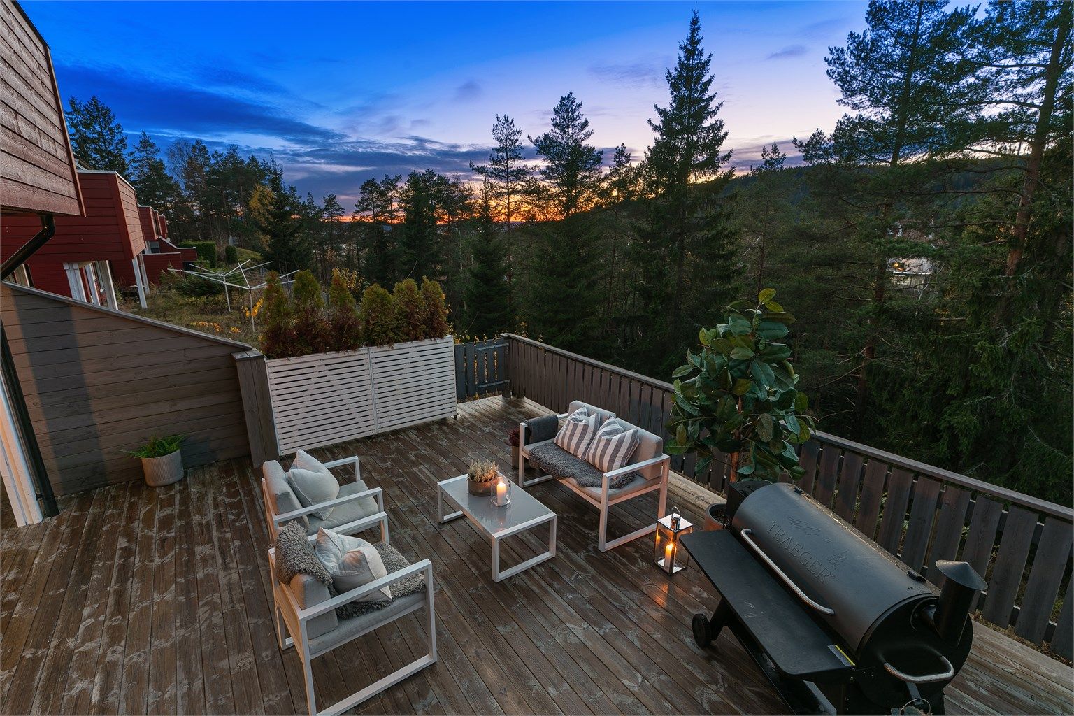 Stor og usjenert terrasse med plass til flere ulike soner og møbleringsmuligheter.