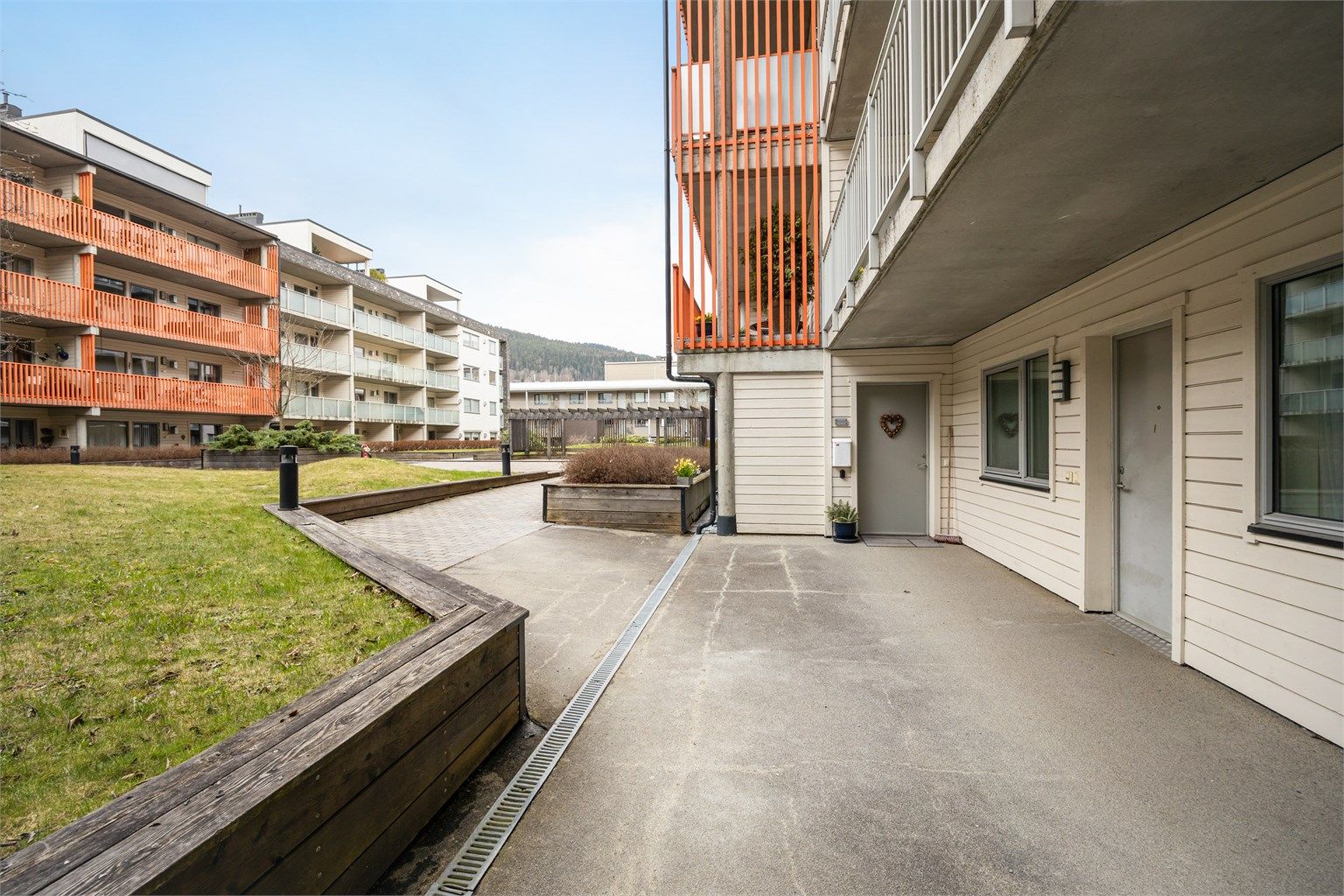 Fra sameiets fellesareal er det adkomst til felles utvendig inngangsparti i 1. etasje