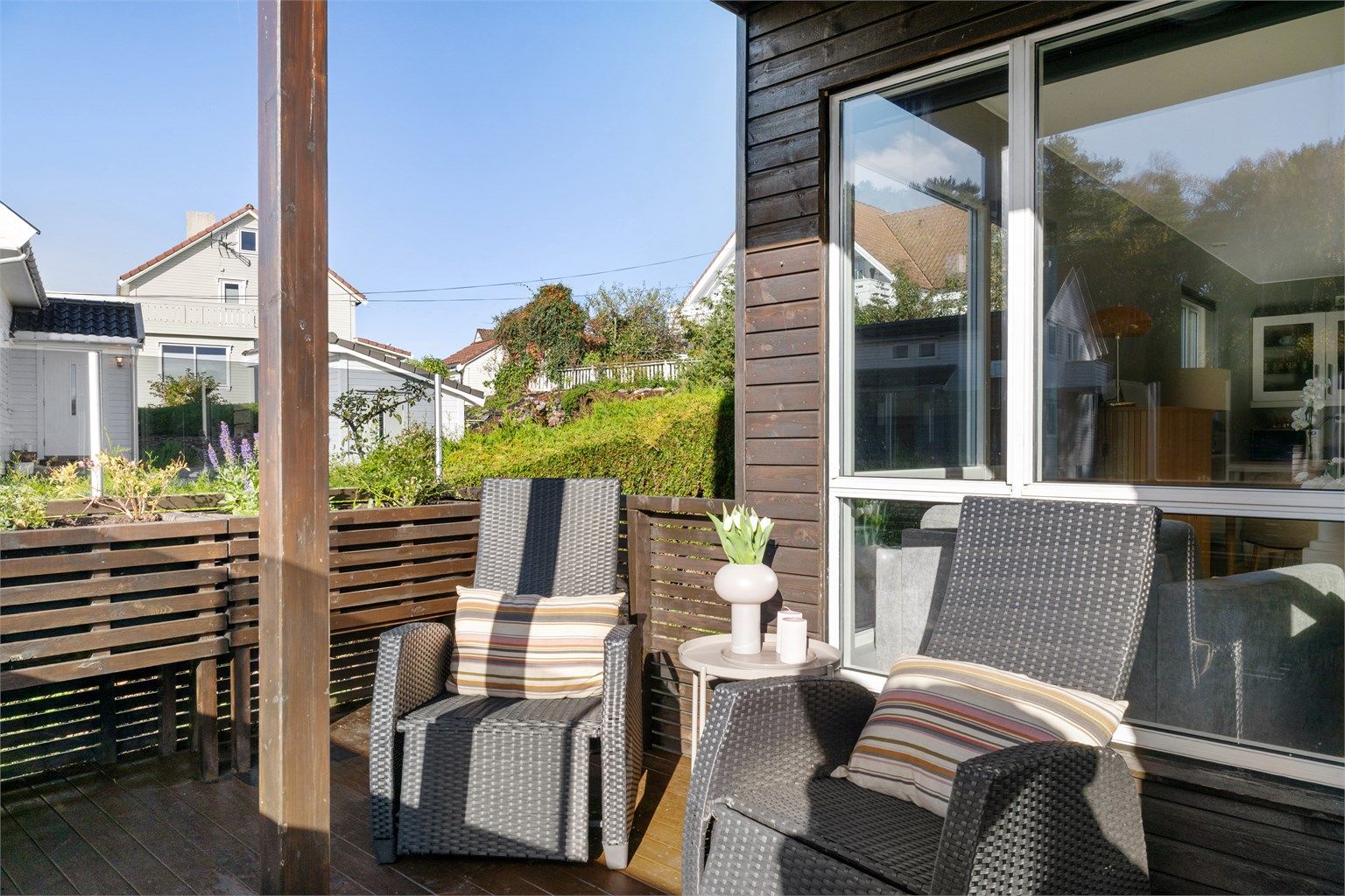 Det er kort gangavstand til barnehager og skoler, og du har Grønnaviga ca. 200 m fra boligen