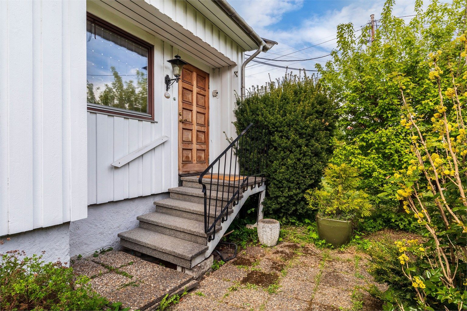 Inngangsparti. Trappen har seget og bør utbedres