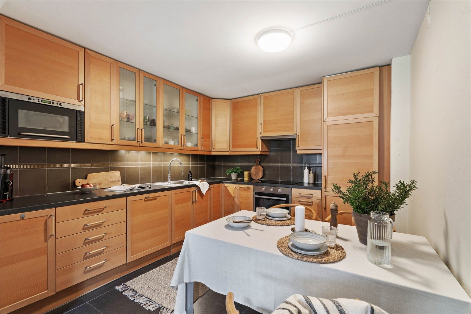 Godt med skapplass og plass til en spiseplass i tilknytning til kjøkkenet.