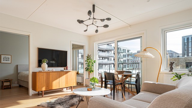 Stuen har en åpen utforming med god plass til både sittegruppe og spisebord.