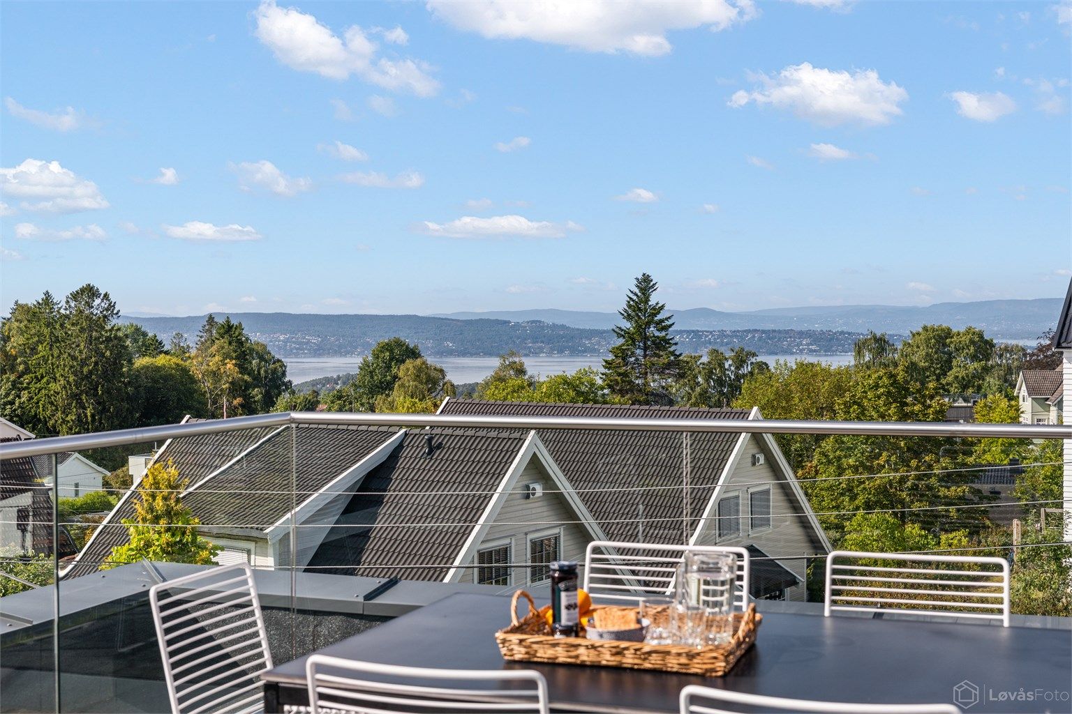 Fra takterrassen kan du nyte flott utsikt over åsene, Oslofjorden og nærområdet.