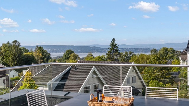 Fra takterrassen kan du nyte flott utsikt over åsene, Oslofjorden og nærområdet.