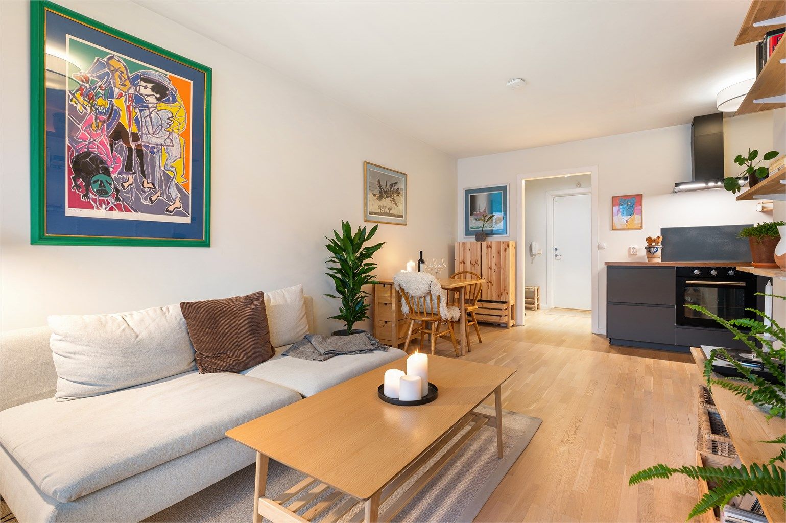 Stuen har en veldimensjonert utforming hvor man med enkelthet kan innrede etter eget ønske og personlige stil. 