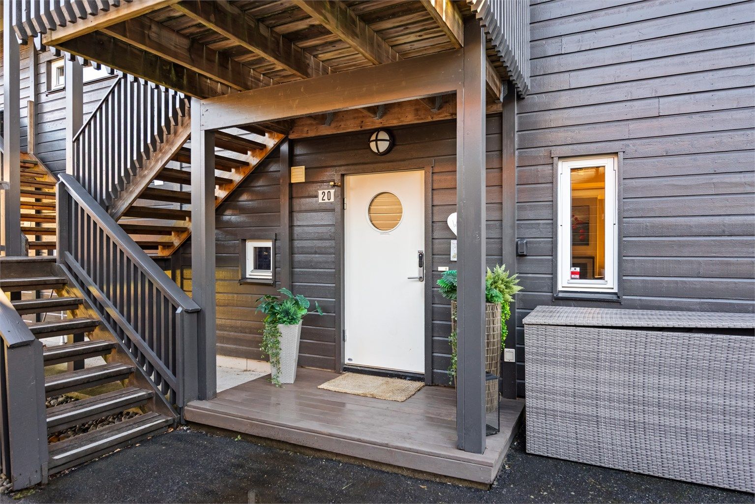 Velkommen inn! Overbygd inngangsparti med adkomst til leiligheten i første etasje.