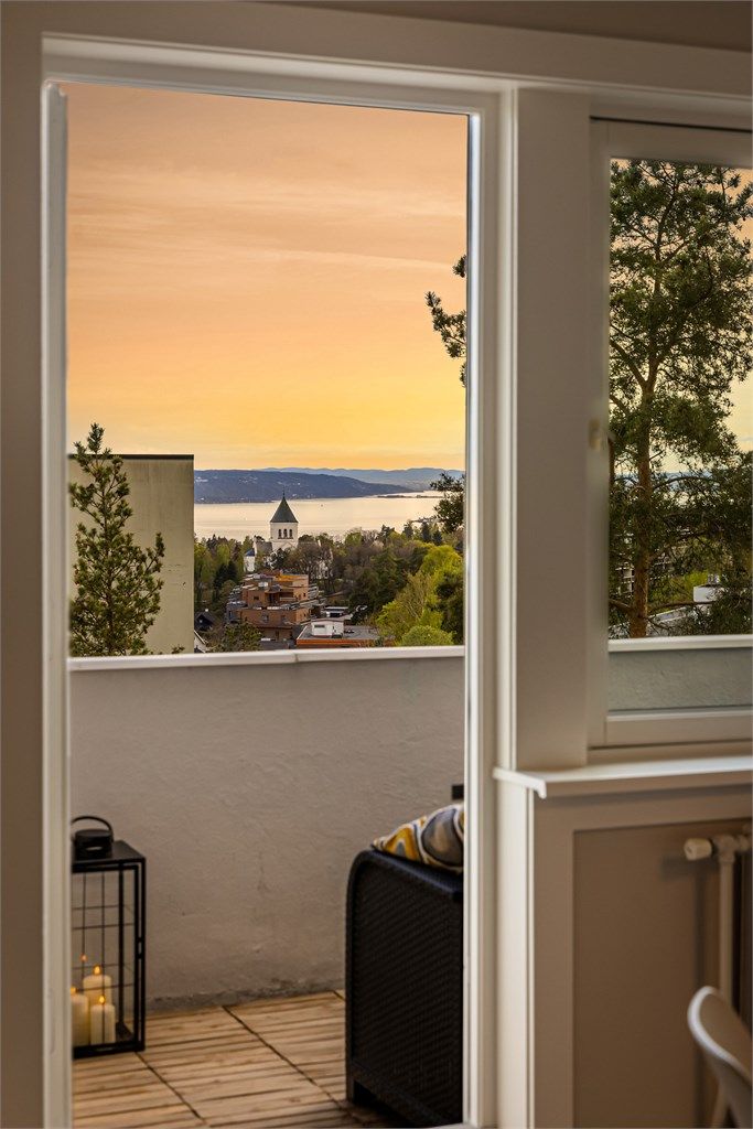 Fra stue/kjøkken er det utgang til solrik balkong på 5 kvm.