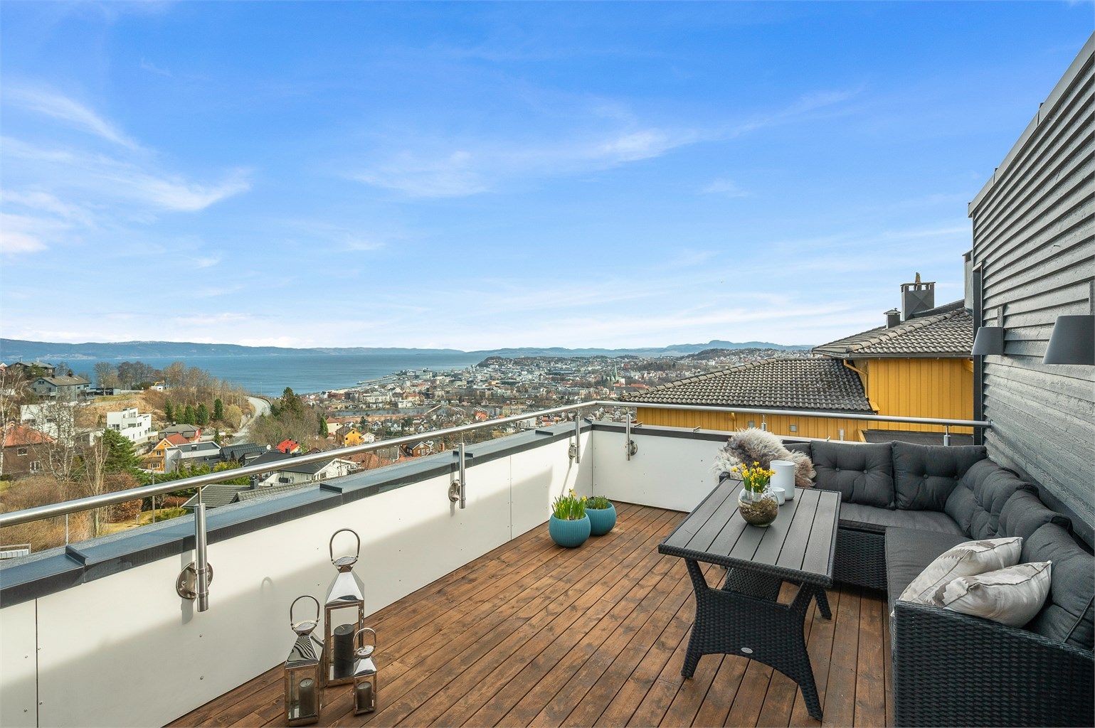 Boligen har et spennende og moderne uttrykk, med flere terrasser og uteplasser som utnytter den flotte beliggenheten på en svært god måte. Selger opplyser om solgang fra ca. kl. 08:00 til 21:30 på sommerstid. 