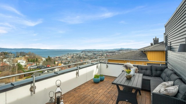 Boligen har et spennende og moderne uttrykk, med flere terrasser og uteplasser som utnytter den flotte beliggenheten på en svært god måte. Selger opplyser om solgang fra ca. kl. 08:00 til 21:30 på sommerstid.