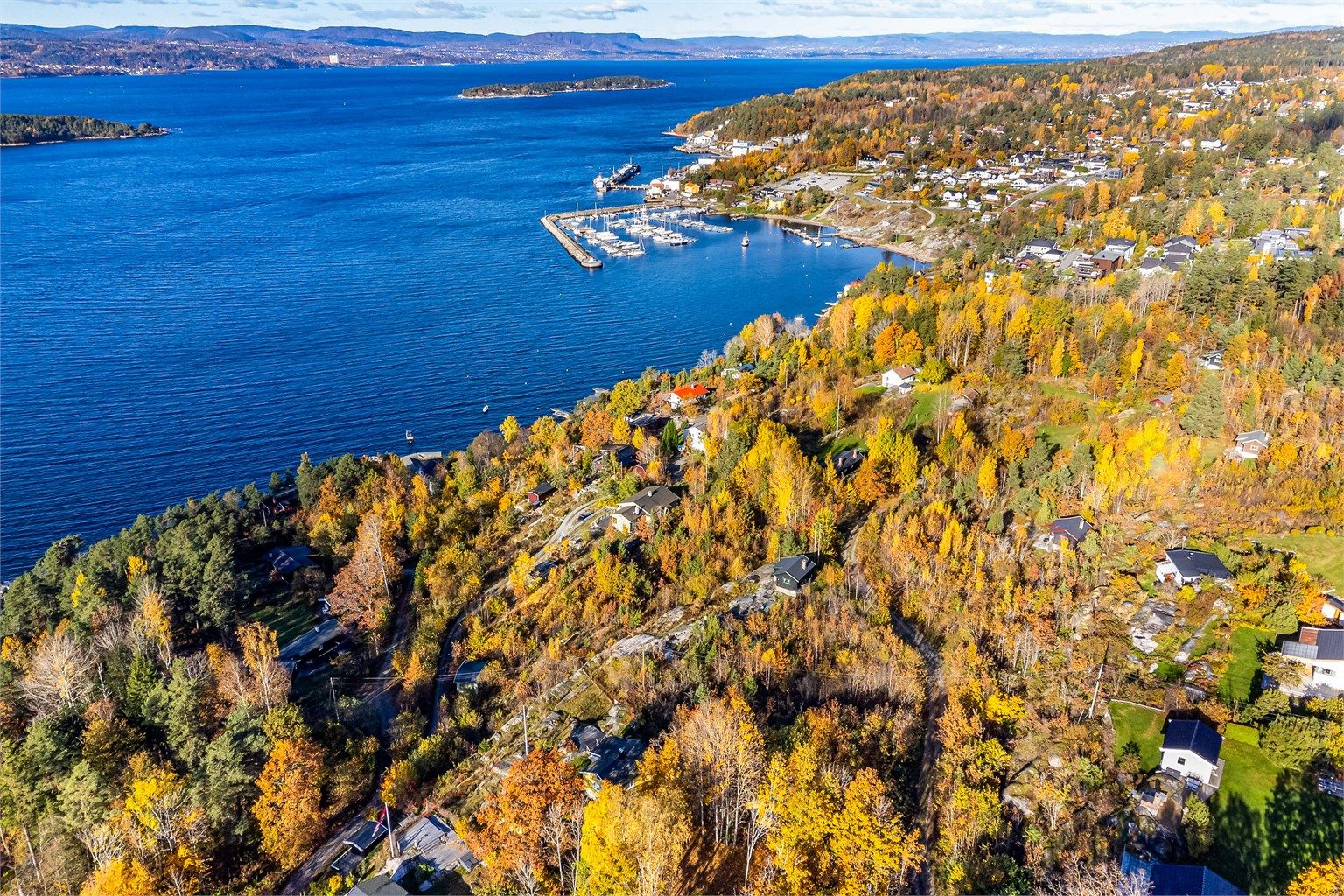 Eiendommen på hele 73. daa. ligger vestvendt og utsøkt til i hellinga ned mot fjorden, rett ved Fagerstrand. Fotograf; Børge Oppegård.