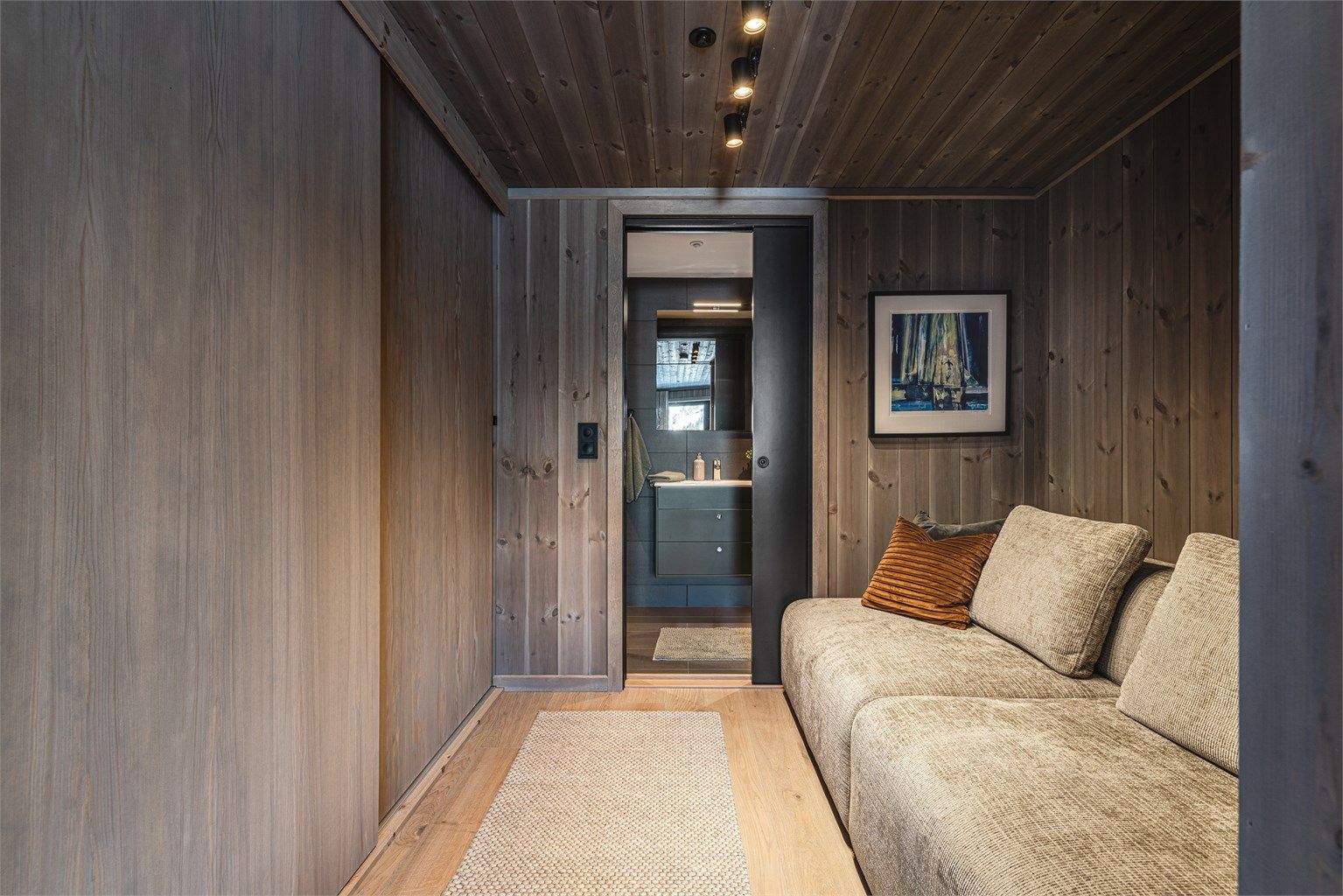 Eksklusiv suiteløsning på hovedsoverommet, hvorav rommet har direkte tilgang til eget garderoberom med skyvedørsgarderobe og eget bad. Plass til ekstra sovesofa. 