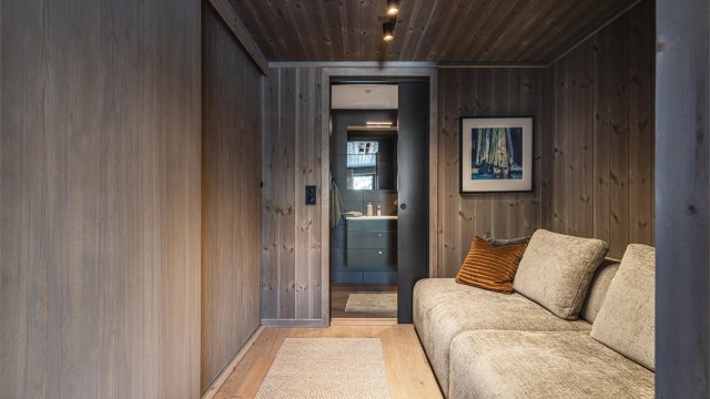 Eksklusiv suiteløsning på hovedsoverommet, hvorav rommet har direkte tilgang til eget garderoberom med skyvedørsgarderobe og eget bad. Plass til ekstra sovesofa.