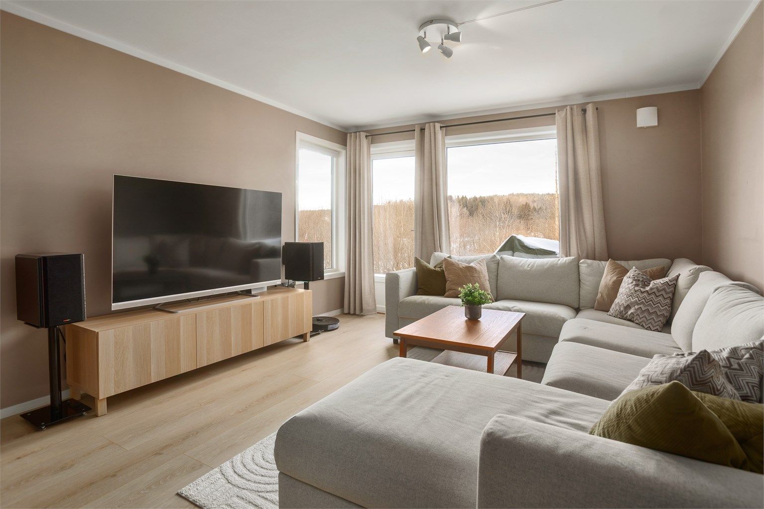 Stuen har god plass til sofahjørne med tilhørende møblementer og tv-seksjon. Fra stuen er også utgang til en koselig platting