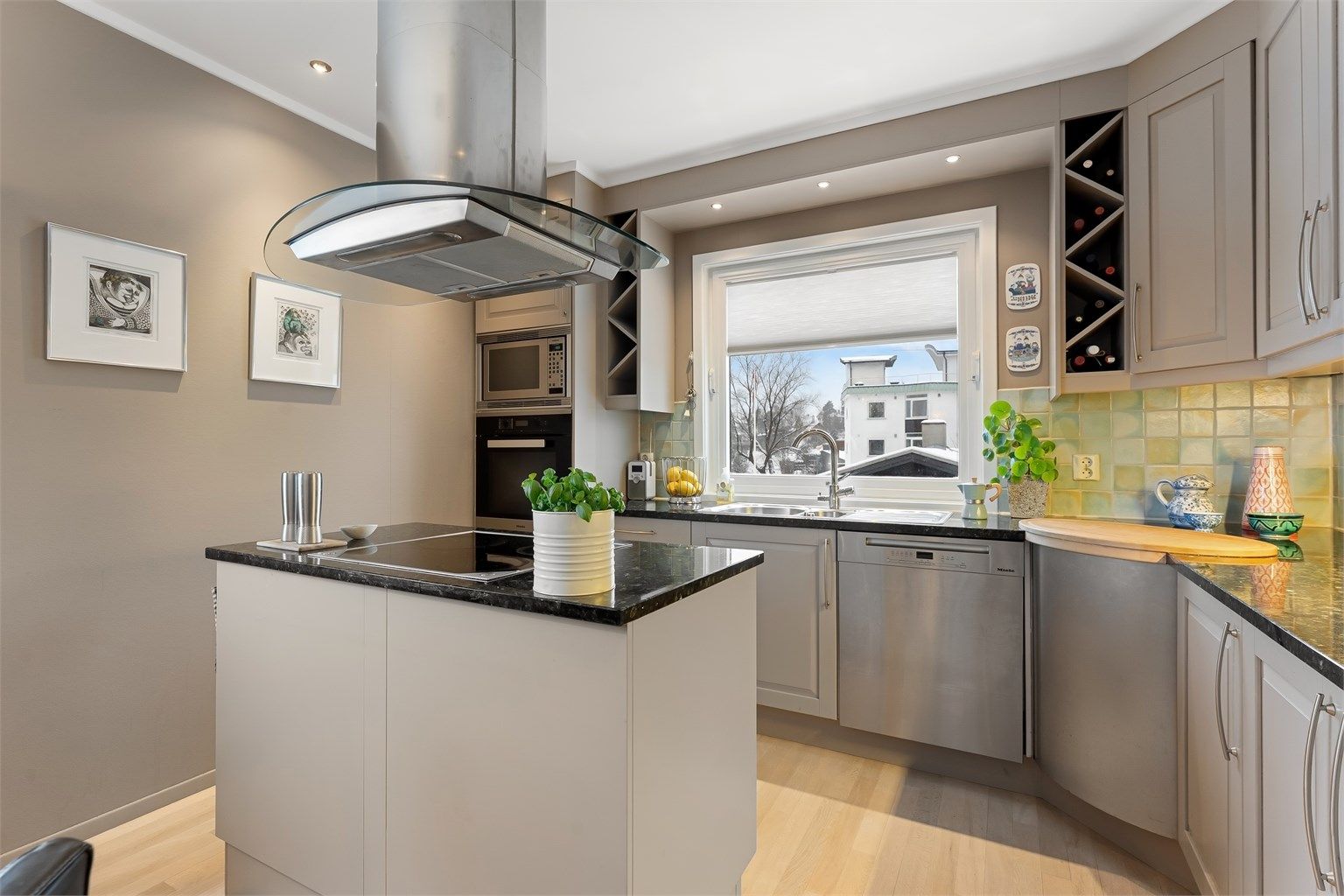 Kjøkkeninnredningen er av god kvalitet med en solid benkeplate av Larvikitt.