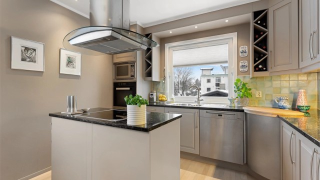 Kjøkkeninnredningen er av god kvalitet med en solid benkeplate av Larvikitt.