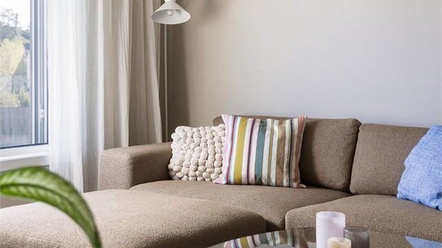 Her kan du nyte rolige kvelder i sofaen, omgitt av et lunt og harmonisk miljø – et sted der du virkelig kan føle deg hjemme.